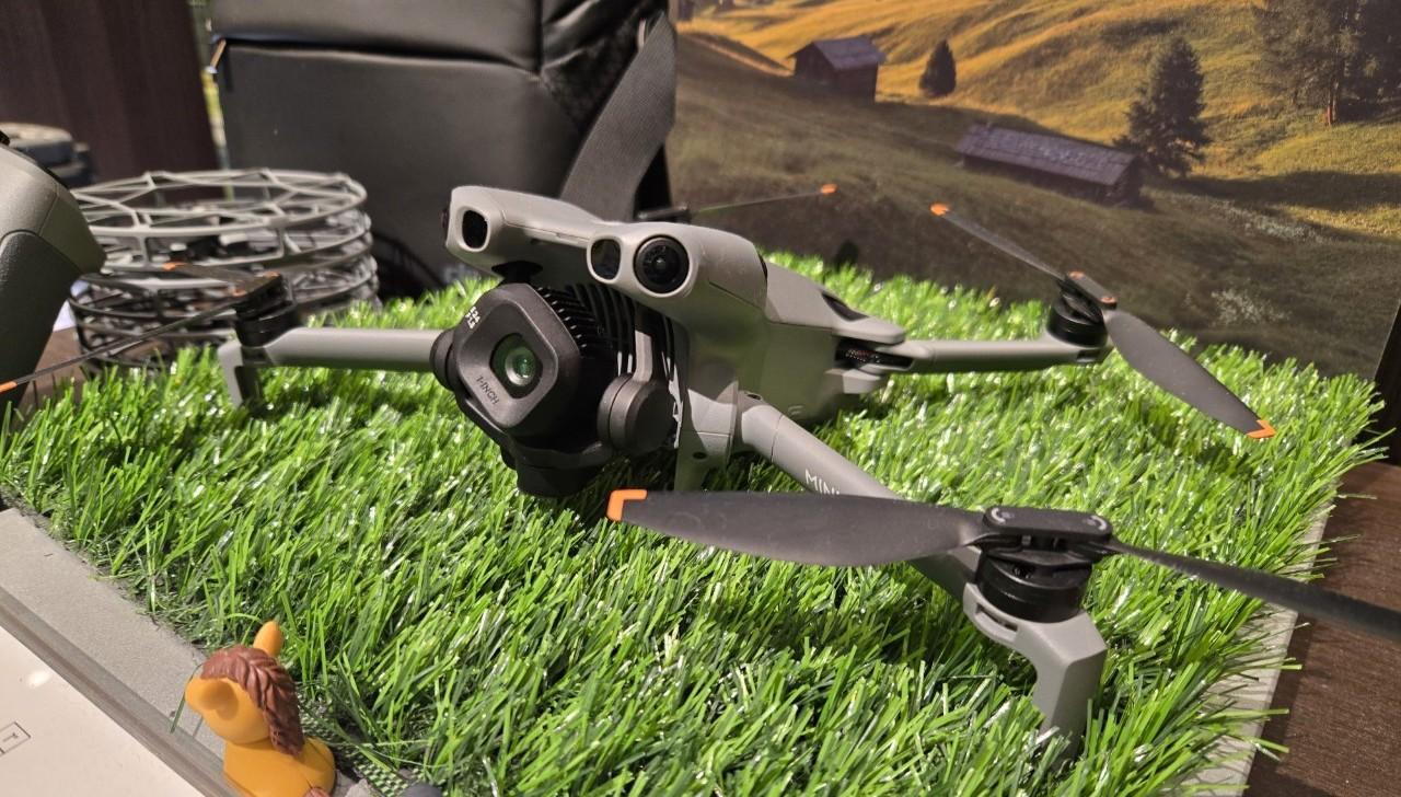 DJI Mini 5 Pro の実機。重さ249.9g、最高時速は約65kmの小型ドローン